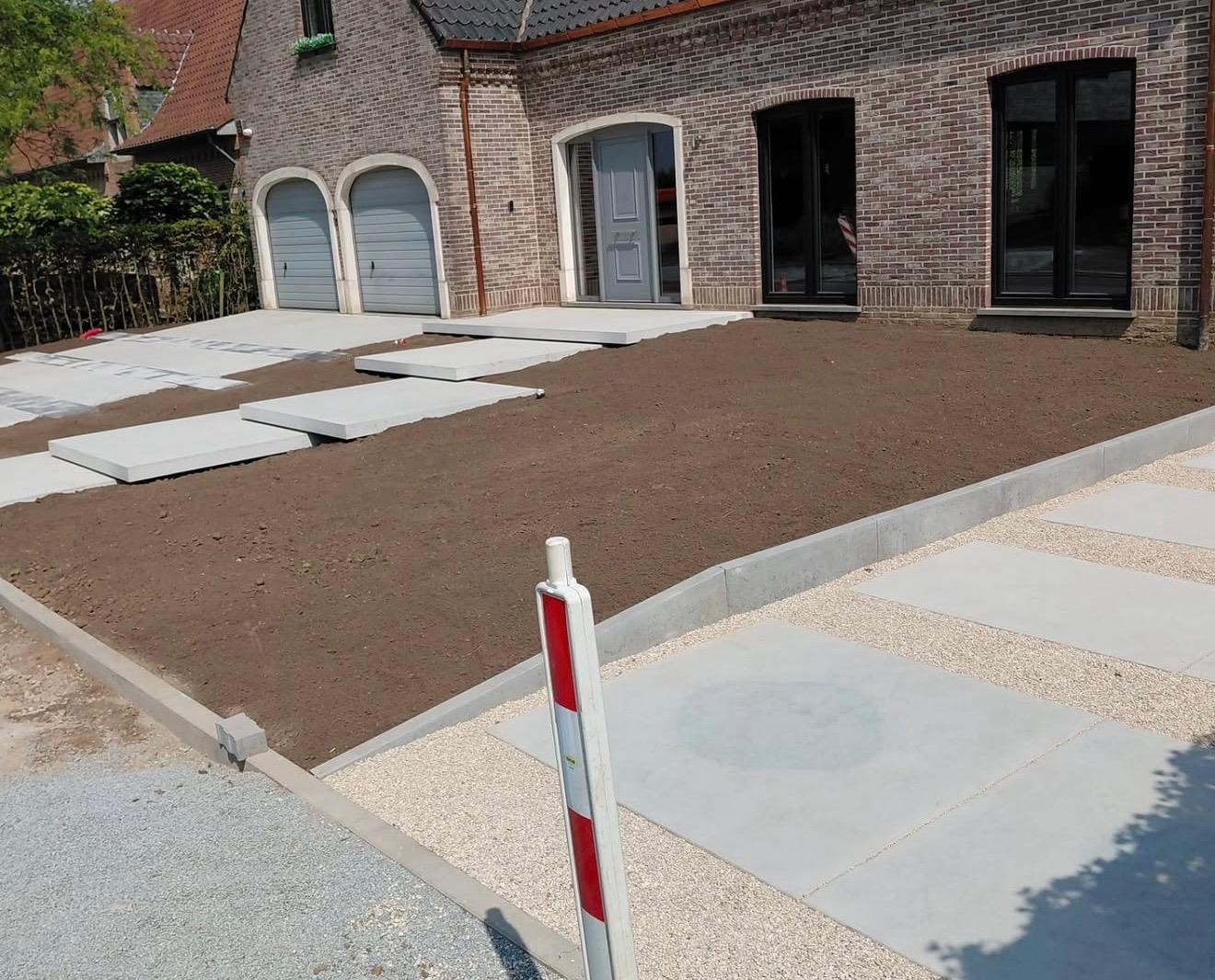 Betonplaten met kiezelvoegen